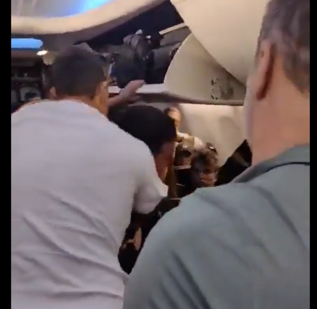 Pasajero desató el pánico al intentar abrir puerta de avión en pleno vuelo (VIDEO) 