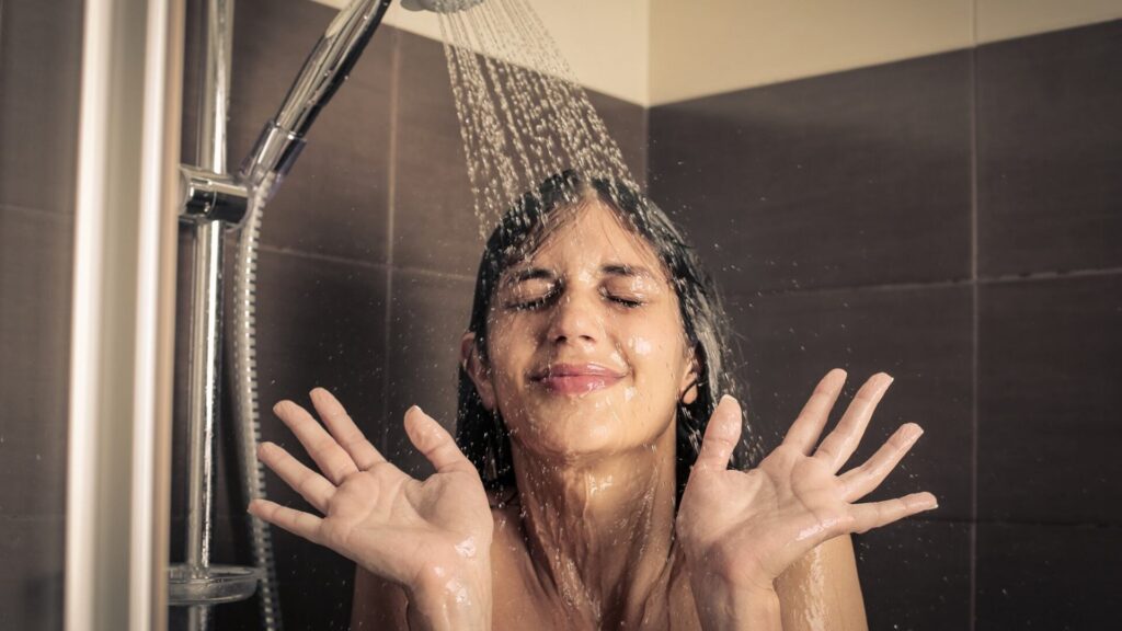 Bañarse con agua fría o caliente: ¿Qué es mejor? 