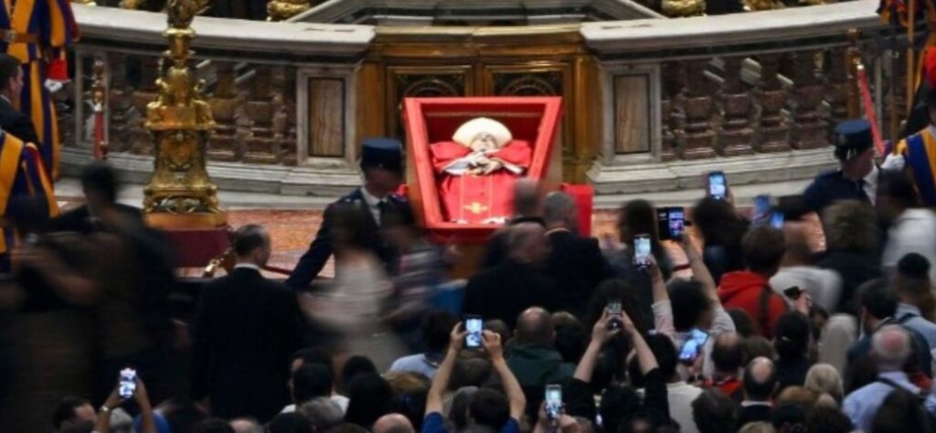 Fieles se toman selfies junto al féretro del Papa Francisco - Chapin TV