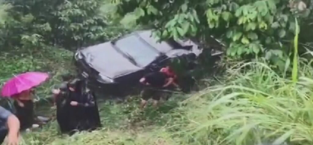 Vehículos caen a hondonada y tres personas pierden la vida