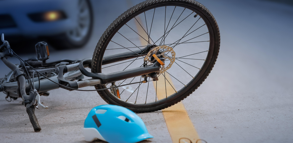 Ciclista graba el momento exacto en que la atropellan (VIDEO)