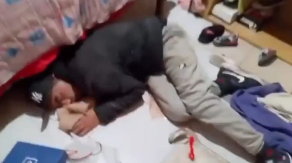Delincuente se duerme tras entrar a robar una vivienda y es descubierto por los propietarios