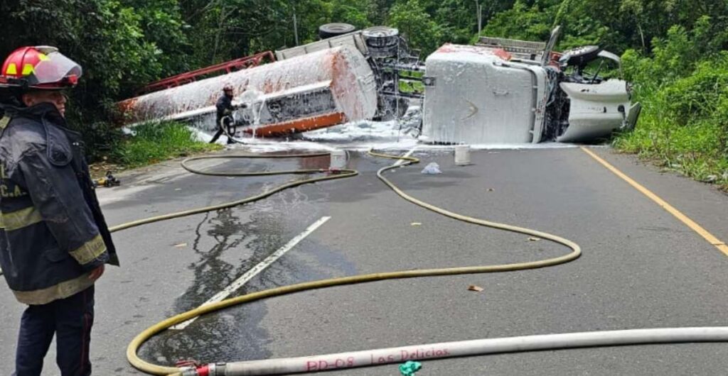 cisterna-cargado-combustible-vuelca-ruta-al-pacifico