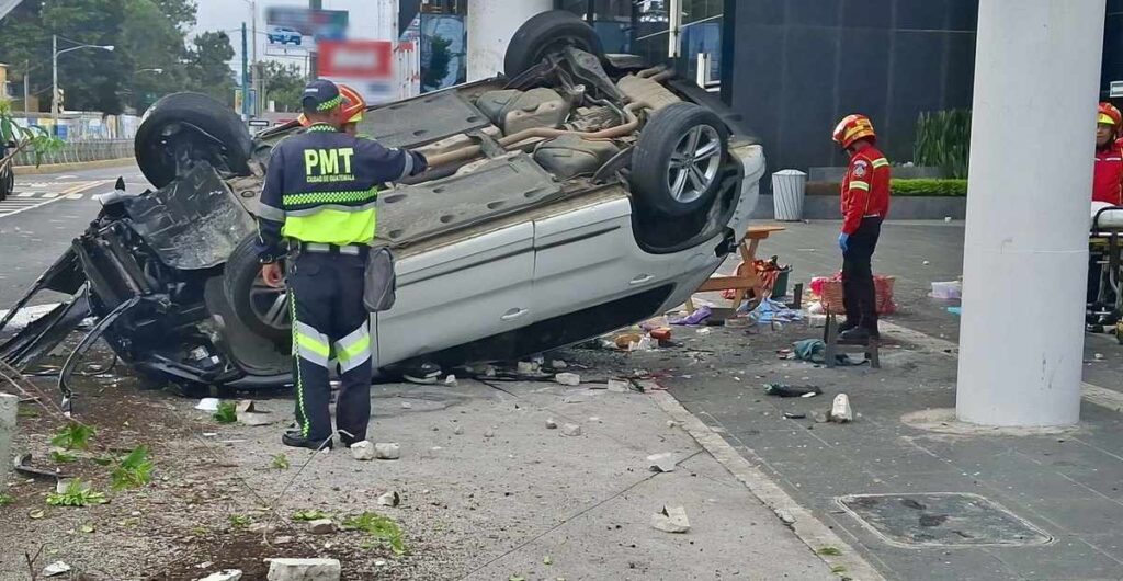 vehiculo-vuelca-sobre-venta-comida-zona-10-capitalina
