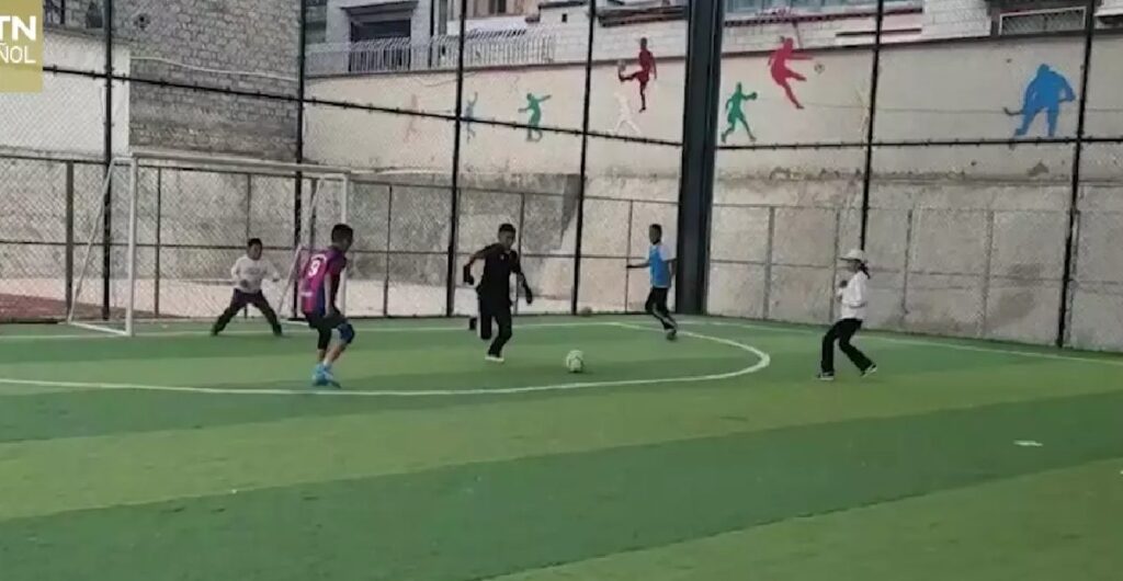 pasion-por-el-futbol-como-es-jugar-en-el-techo-del-mundo