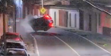 Vehículo choca contra un auto y vuelca en Antigua Guatemala (VIDEO)