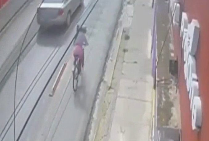 Ciclista le da una golpiza a hombre tras gritarle piropos malintencionados a una mujer (VIDEO)