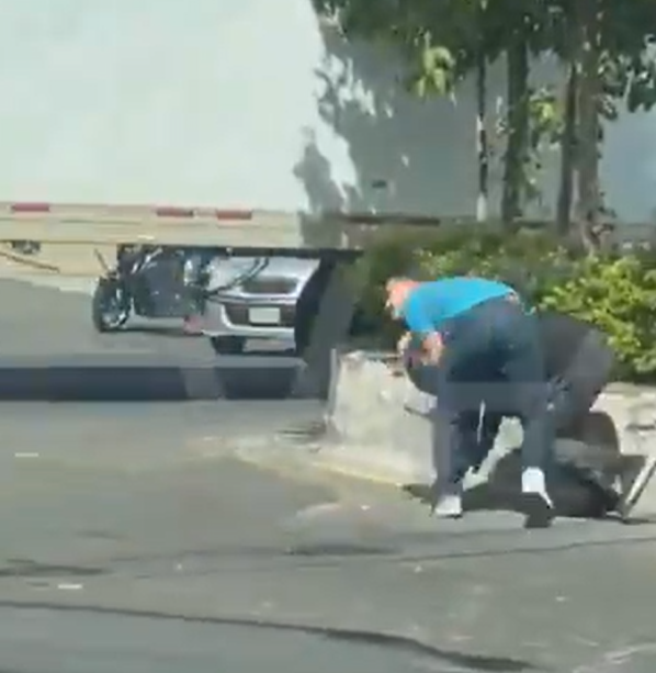 Motorista y conductor de vehículo se fueron a los golpes en plena calle (VIDEO)