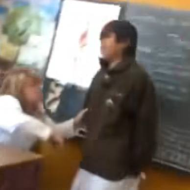 Maestra le jala la oreja a estudiante y desata debate: ¿Actuó bien o mal? 