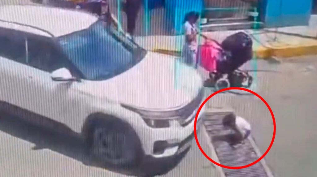 madre-se-distrajo-celular-hijo-atropellado-jugaba-calle-video