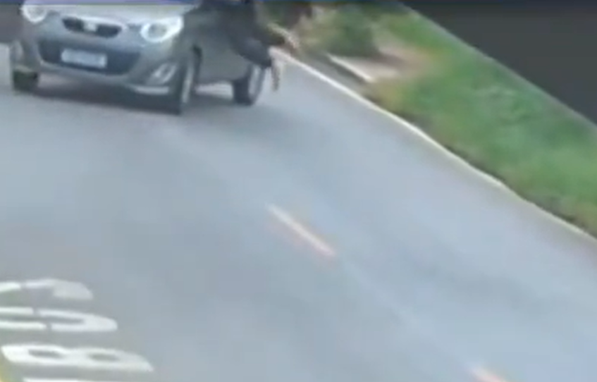 Hombre se lanza a un vehículo sin control y evita una tragedia para dos niños (VIDEO)