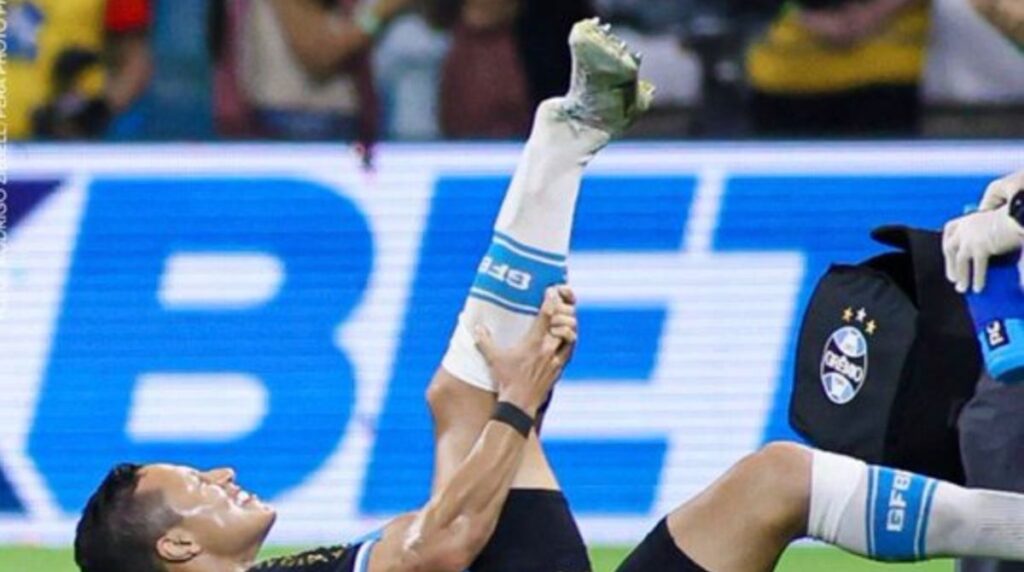 ¡Imágenes fuertes! Futbolista brasileño sufre grave fractura en pleno partido (VIDEO)