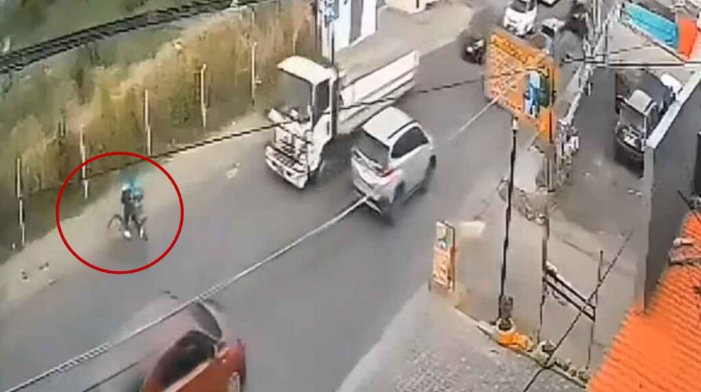 ciclista-incrustado-varillas-camion-ecuador