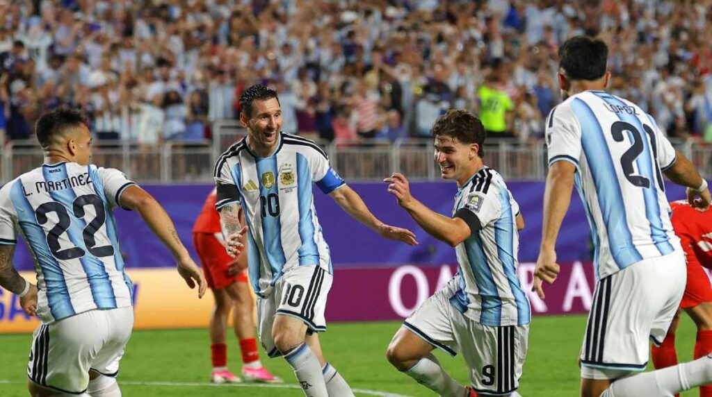 Argentina supera a Suiza y sigue en la defensa de su título mundial.