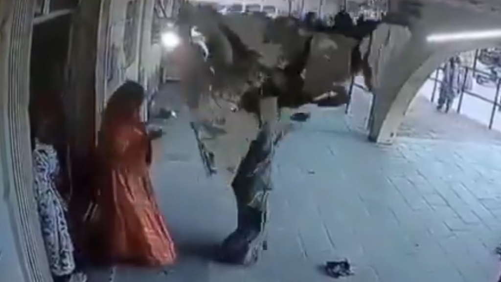 La dan de alta de un hospital y segundos después regresa a urgencias (VIDEO)