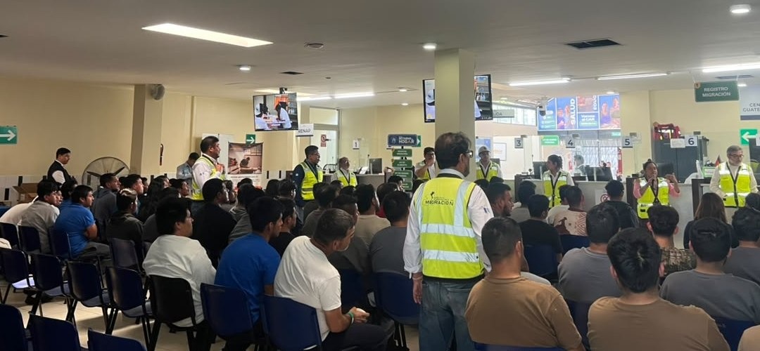 Vuelo con 72 mexicanos y 57 guatemaltecos retornados llega al centro de recepción en Zona 13