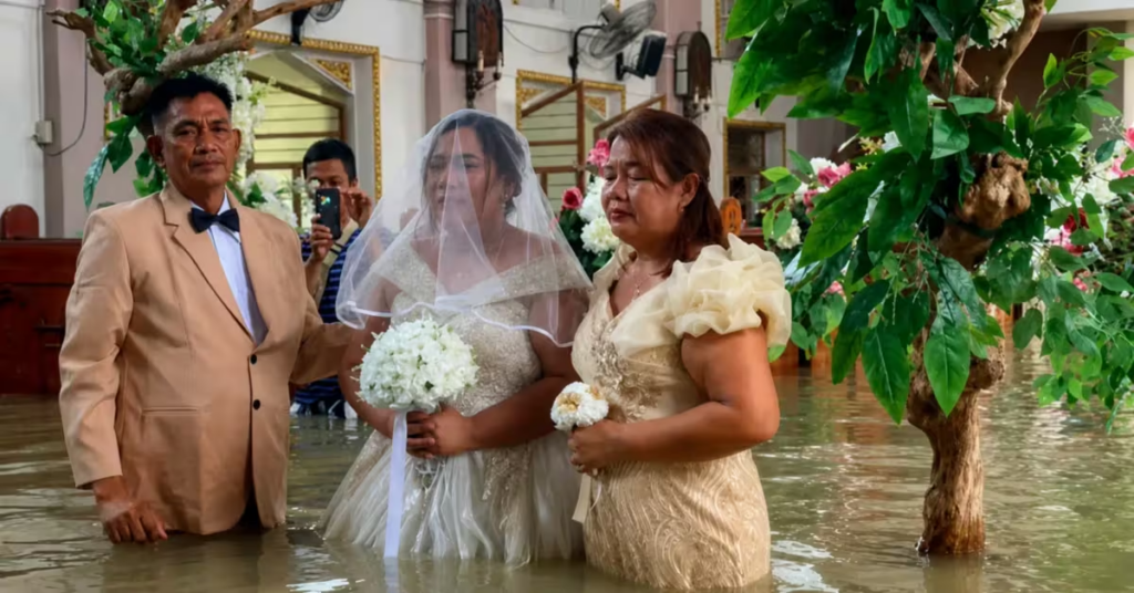 ¡Boda fuera de lo común! Pareja se casa en una iglesia inundada (VIDEO)