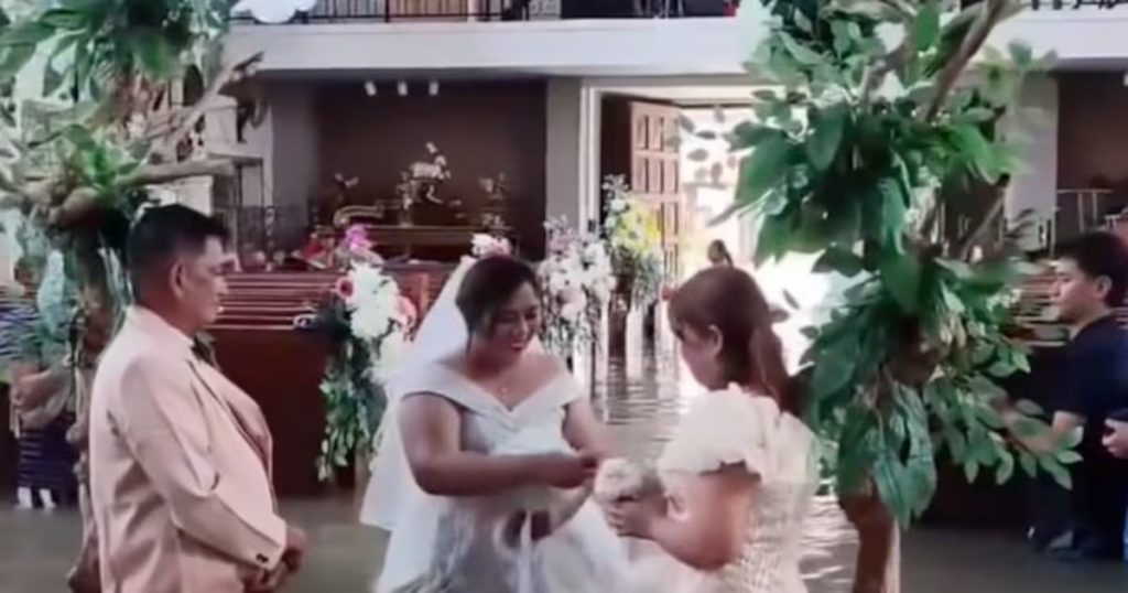 ¡Boda fuera de lo común! Pareja se casa en una iglesia inundada (VIDEO)