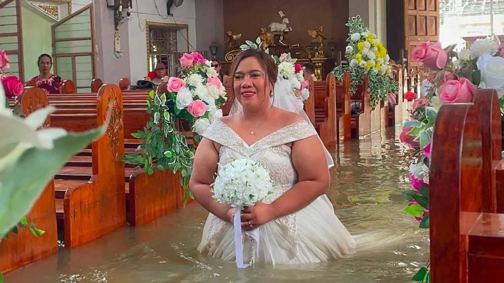 ¡Boda fuera de lo común! Pareja se casa en una iglesia inundada (VIDEO)