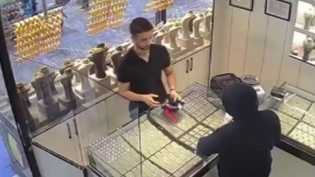 Quiso robar joyas con una pistola falsa, pero cayó en su propia trampa (VIDEO)